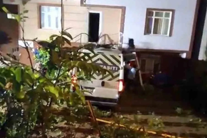 Çekmeköy’de servis minibüsü evin bahçesine uçtu: 1 yaralı
