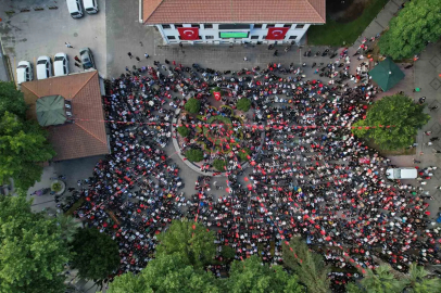Sakaryalılar kırmızı beyazları giyip dev ekranda milli takım heyecanı yaşadı
