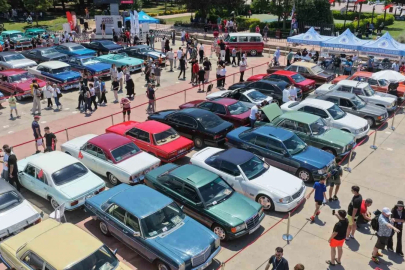 Tuzla’da nostalji rüzgarı: Klasik otomobiller sahilde buluştu

