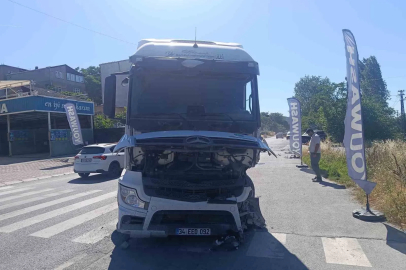 Küçükçekmece’de hafif ticari araç ile tır çarpıştı: 1 ağır yaralı
