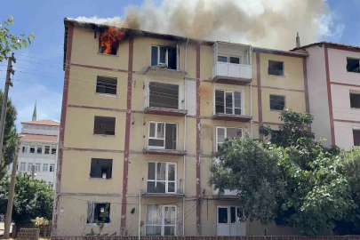 Çanakkale’de boş apartmanda çıkan yangın korkuttu
