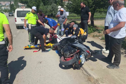 Yol kenarında duran motosiklete araç çarptı: 1 yaralı
