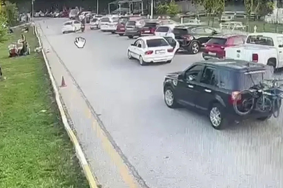 Otomobil ile motosiklet çarpıştı
