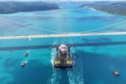 Dev vinç gemisi ’Saipem 7000’ İstanbul Boğazı’ndan geçti
