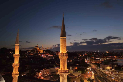 İstanbul semalarında ay yıldız göz kamaştırdı

