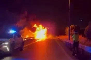 Esenyurt TEM’de tır alevlere teslim oldu
