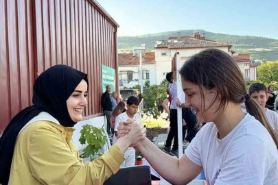 Kaymakam Kılıç çocuklarla bilek güreşi yaptı
