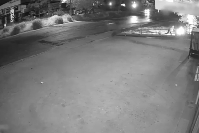 İş yerini ateşe verirken az daha kendileri yanıyordu, o anlar kamerada
