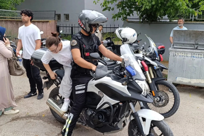Bursa’da yanlış okula gelen adayların yardımına polis koştu
