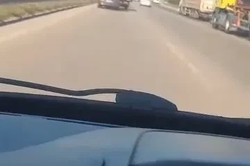 Otobanda kaza kamerada, kıl payıyla kazadan kurtuldu
