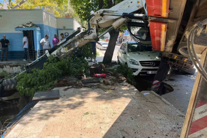 Vinç aracın üzerine devrildi, kepçe dereye uçtu: Korku dolu anlar kamerada
