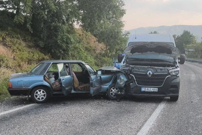 Minibüs ile otomobil çarpıştı 2 yaralı
