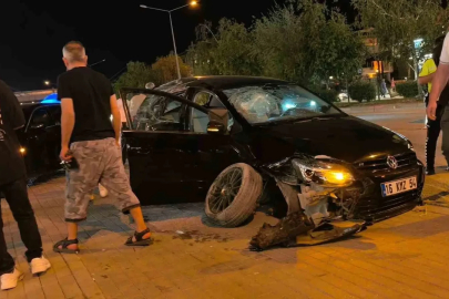 Kontrolden çıkan araç iki otomobile çarptı: 2 yaralı
