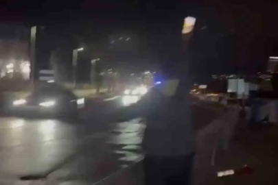 Motosiklet bariyerlere çarptı, gençler cep telefonu ışığıyla trafiği durdurdu
