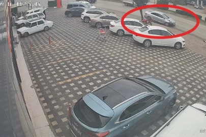 Kontrolden çıkan araç önce kamyonete, sonra park halindeki araçlara çarptı
