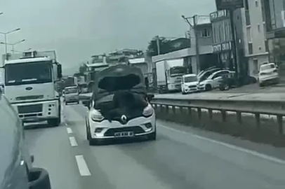 Bursa’da seyir halindeki otomobilin kaputunu açarak tamir yaptı
