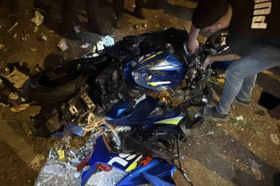 Yolun bittiğini fark etmeyince motosikleti ile boş alana uçtu
