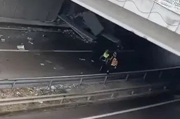 Yağış sebebiyle kontrolden çıkan tır makasladı: Sürücü yaralandı
