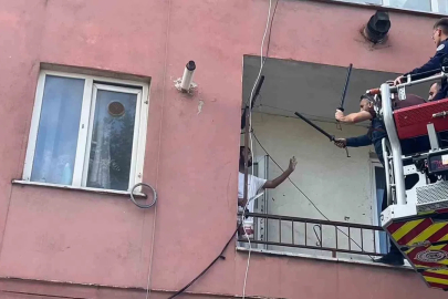 Hastaneye yatmamak için polise bıçak çekip direndi..
