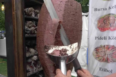 Üç metrelik tabakta Bursa kebabı ikramı
