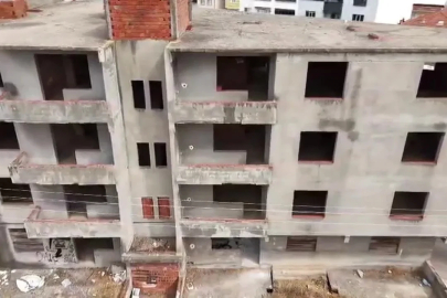 Karacabey’de 30 yıldır tamamlanmayı bekleyen bina mahalleliyi tedirgin ediyor
