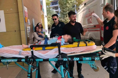 2 yaşındaki çocuk 3. kattan beton zemine düştü
