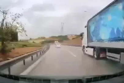 Yağışlı havaya aldırmadı, bariyerlere böyle girdi
