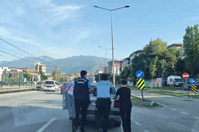 Bursa’da zabıta ekiplerinden örnek davranış
