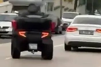 ATV ile drift attı, o anlar kameraya yansıdı
