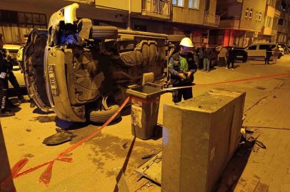 Elektrik panosuna çarpan minibüs devrildi, sürücü olay yerinden kaçtı
