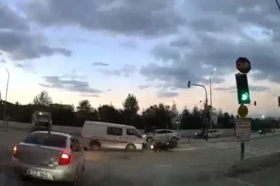 Kırmızı ışıkta geçen kamyonet motosiklete çarptı: Sürücü yerde sürüklendi
