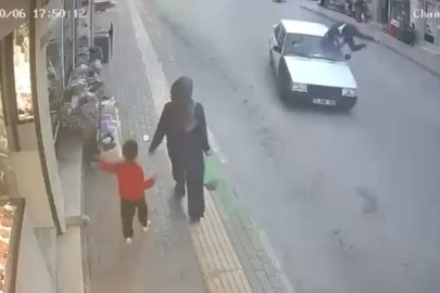 Bursa’da Tofaş otomobil yayaya çarptı: O anlar kamerada
