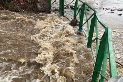 Bursa’da sağanak yağış dereleri taşırdı: Cumalıkızık’ta köprü sular altında kaldı
