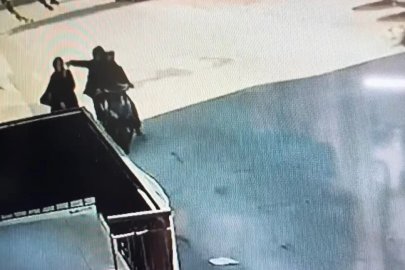 Telefonla konuşurken kapkaça uğradı : O anlar kamerada
