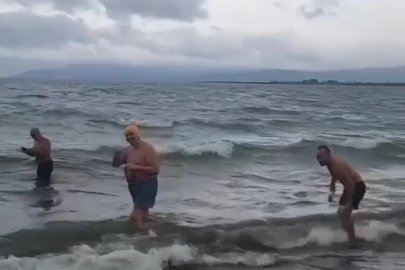 İznik Gölü’nde soğuğa ve dalgalara inat böyle yüzdüler
