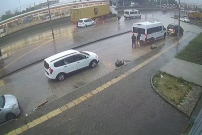 Bursa’da tırın dorsesi kontrolden çıktı...Kaza anı kamerada
