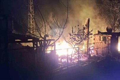Bungalov yangını korkuttu, alevler ormana sıçramadan söndürüldü
