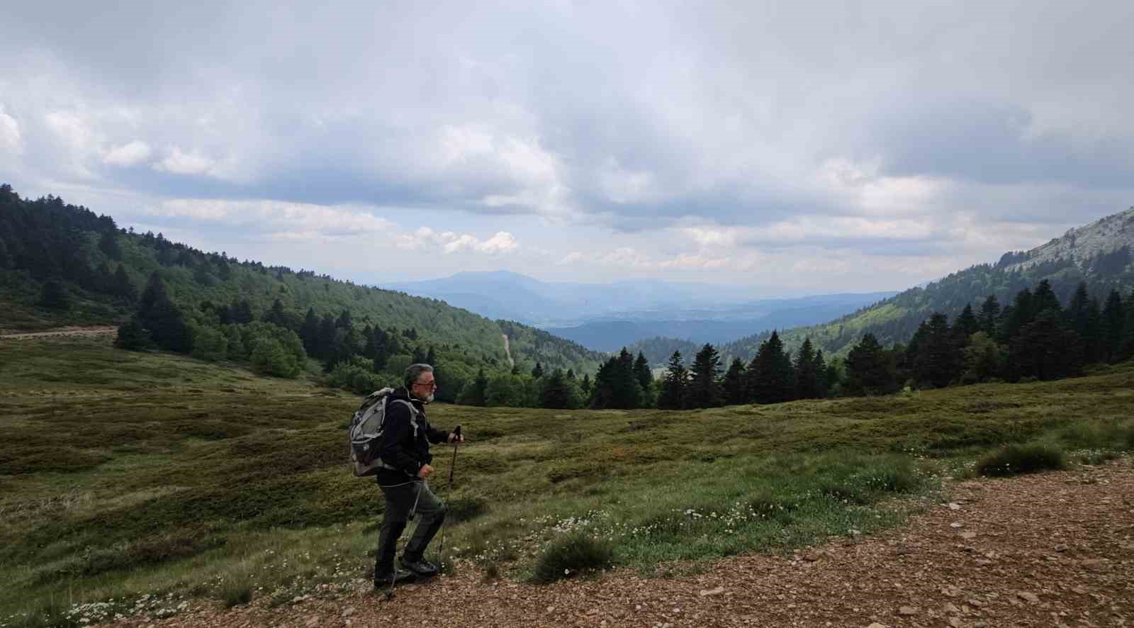 Haziran ortasında karda yürüdüler
