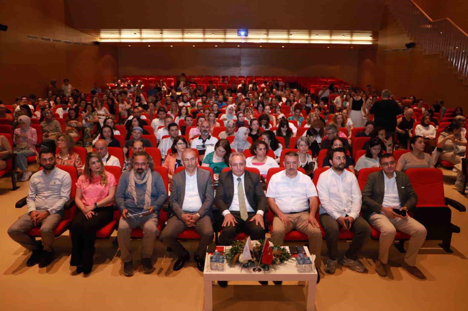 Eğitimde dijital dönüşüm ve yapay zekâ teknolojileri Bursa’da ele alındı
