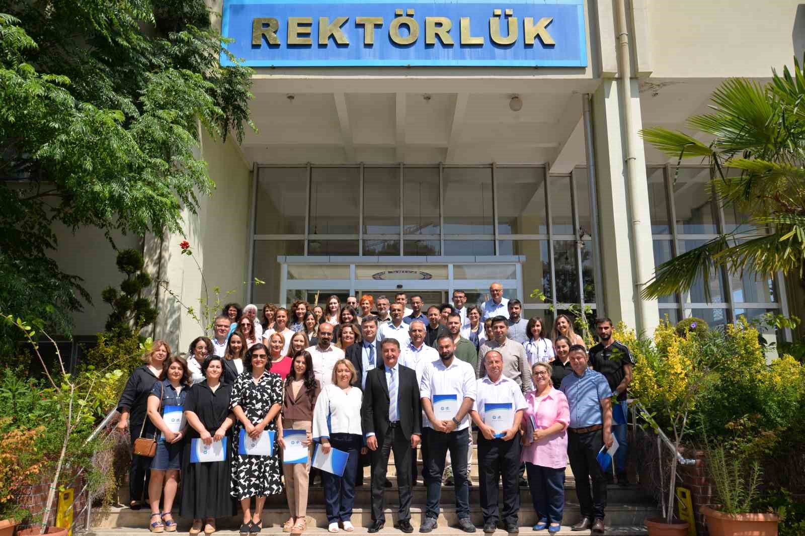 BUÜ’de başarılı akademisyenler ödüllendirildi
