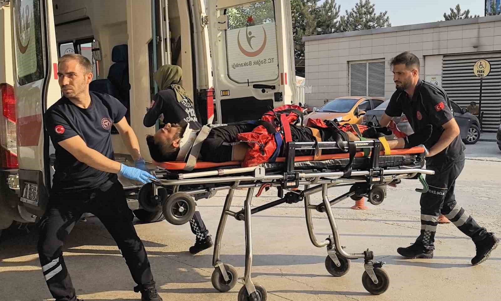 Bursa’da çatı çöktü: 29 yaşındaki genç ağır yaralandı
