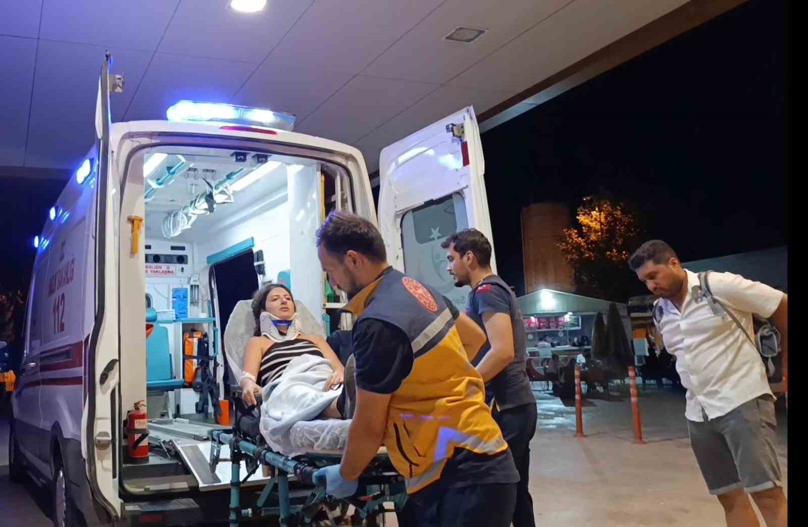 Otomobil su kanalına düştü: 3 yaralı
