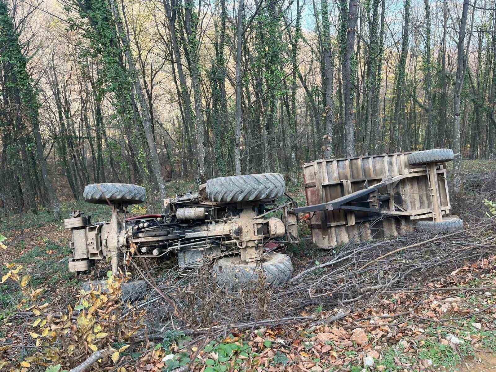 Devrilen traktördeki 2 kişi yaralandı
