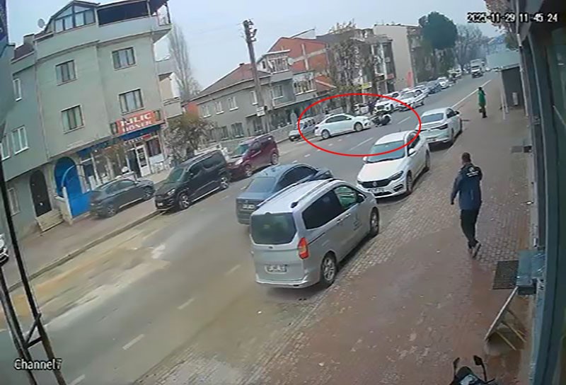 Motosikletin devrildiği kaza anı kamerada: 1 yaralı
