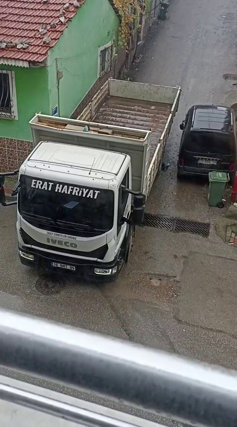 Bursa’da bir kamyon sokak arasındaki araca ağır zarar verip kaçtı