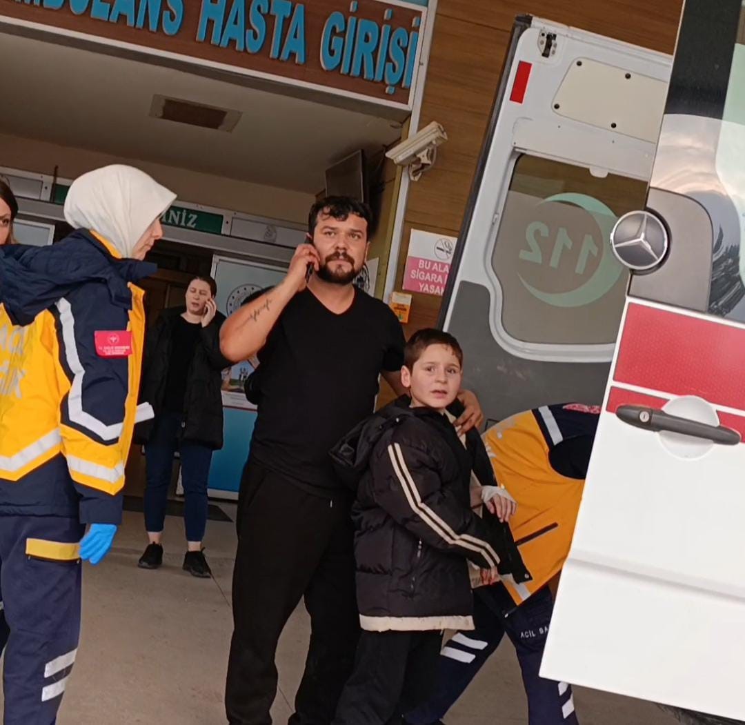 Bursa’da nacakla oynayan çocuğun parmağı kopma noktasına geldi