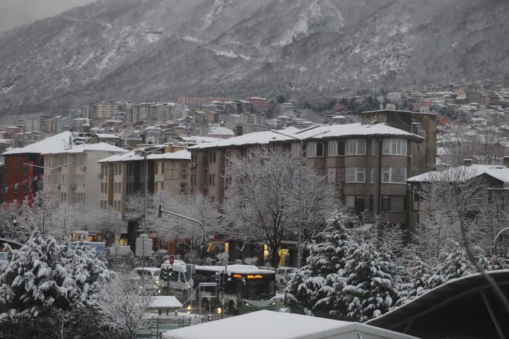 Bursa sabaha beyaz örtüyle uyandı..Ulaşımda aksamalar yaşandı
