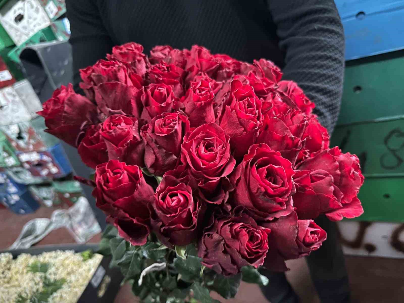 Kırmızı gülü yağış vurdu: Kenya ve Uganda gülleri revaçta
