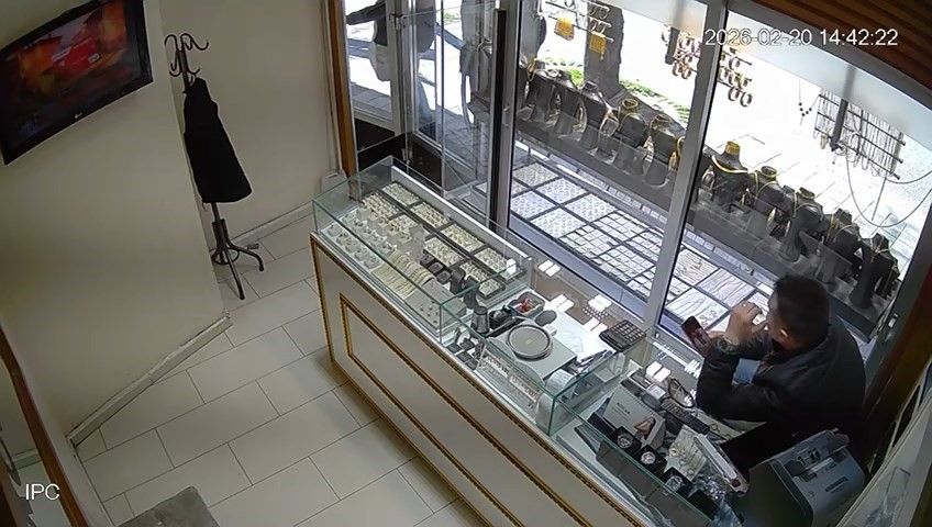 Kuyumcu soygunu güvenlik kamerasında
