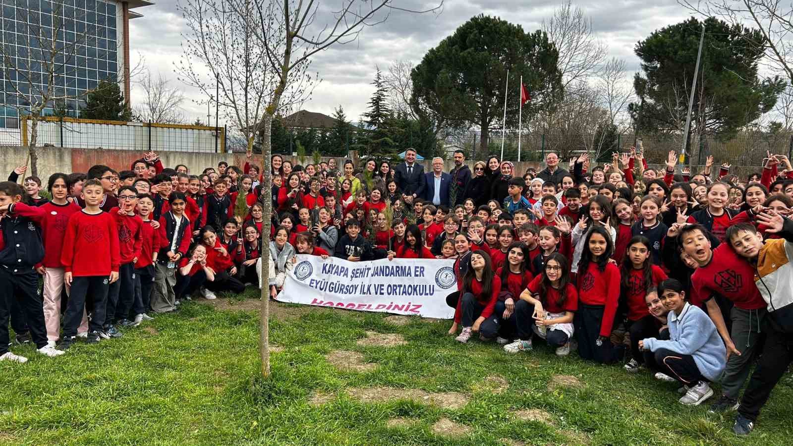 Bursa’da ilköğretim öğrencileri selvi fidanı diktiler
